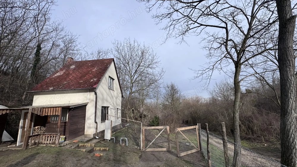 Belterületi, 2 szintes, önálló ingatan, 1871 nm-e telken!
