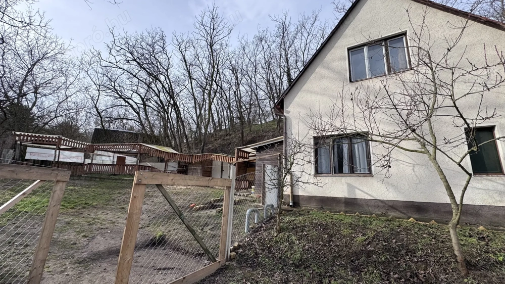 Belterületi, téglaépítésű, 2 szintes ingatlan, 1871 nm-es telken eladó!