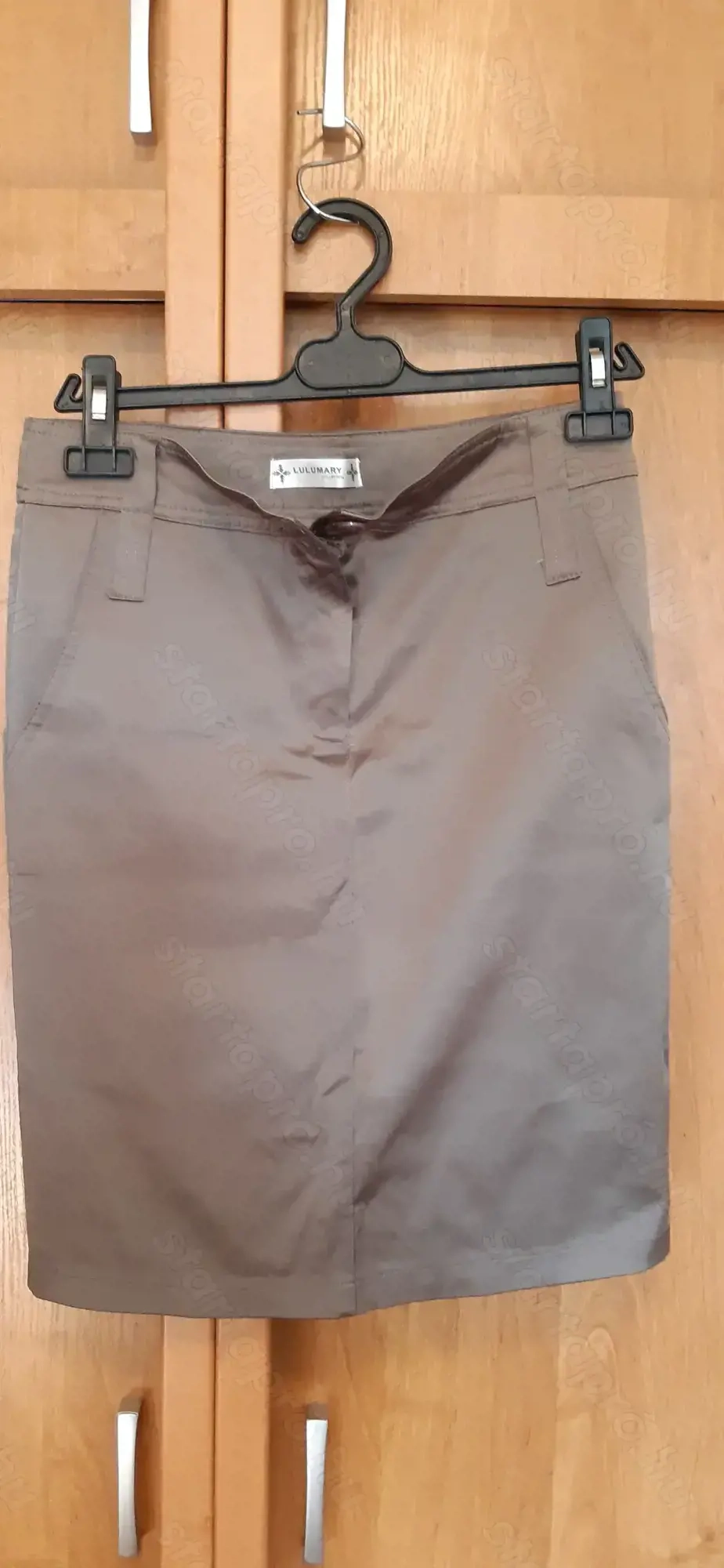 Farmer szabású, női szoknya eladó.