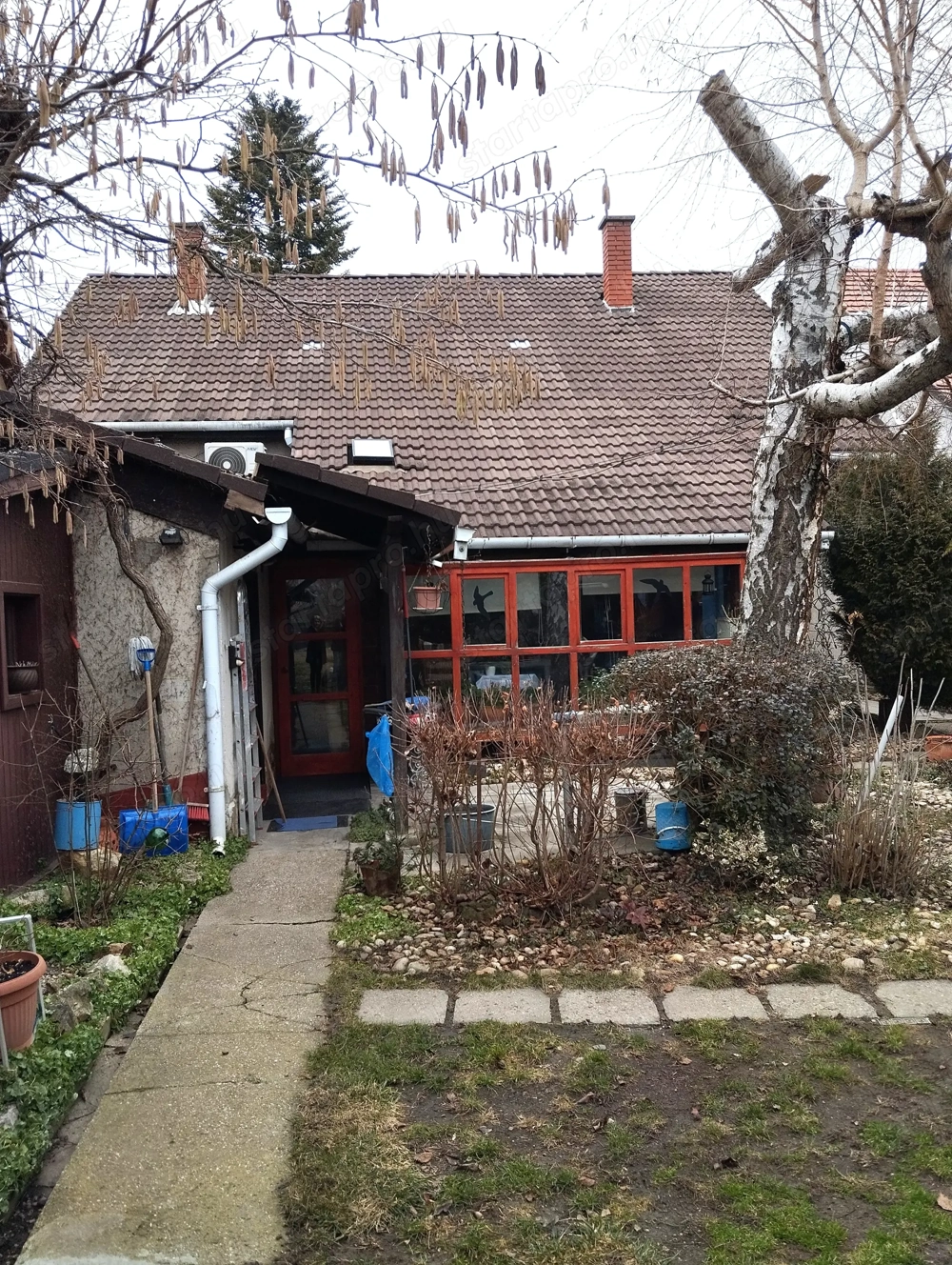 Ráchegyen jó állapotú téglaépítésű családi ház 500 m2-es telken