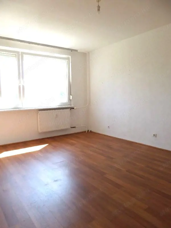 Kökinél, Mini Rezsi, Szigetelt, Egyedi Fűtés, Panel Program, 2 szobás, Felújított, Világos!