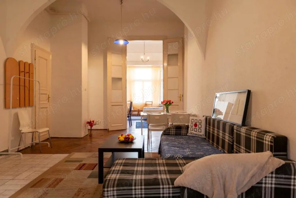 Kiadó Lakás Budapest Belvárosában! V. Deák térnél, a Károly körúton 3. emeleti, 100 nm-es.