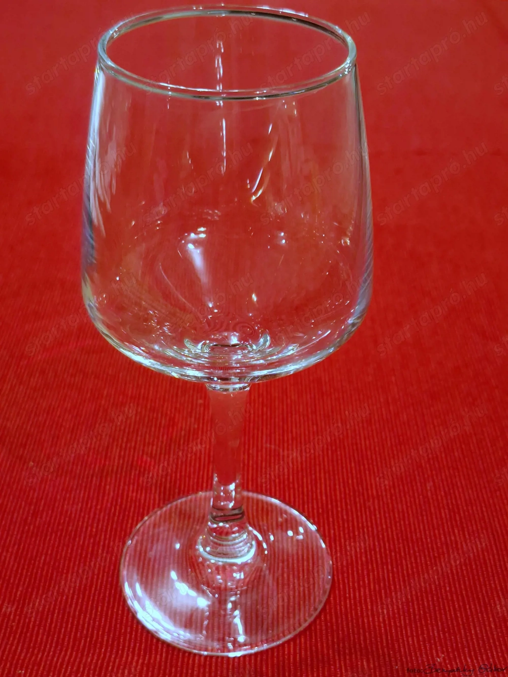 Üveg, fújt, arany csíkos, karcsú szárú, ARC FRANCE, 64-53-160 mm méretű boros pohár, eladó