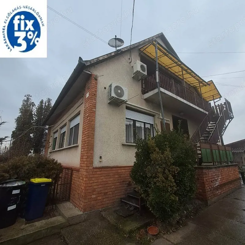 Monor kertvárosában, 3 külön lakrészre kialakított családi ház 1075 m2-es telekkel