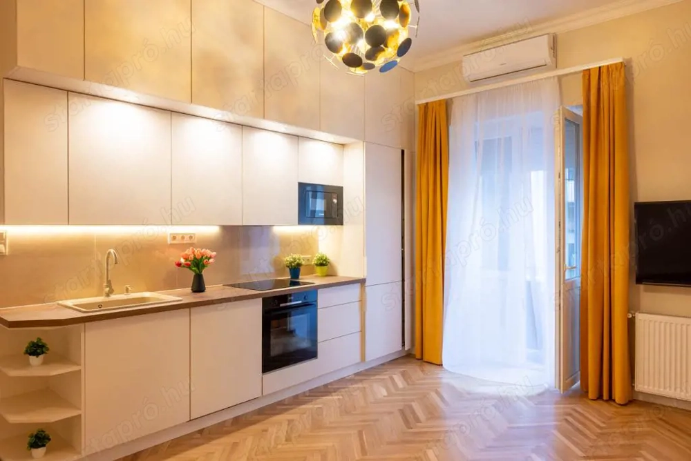 Bp., XII. Városmajor u-ban 50nm-es 1 nappali, + 2 hálós, amerikai konyhás, ERKÉLYES lakás kiadó.