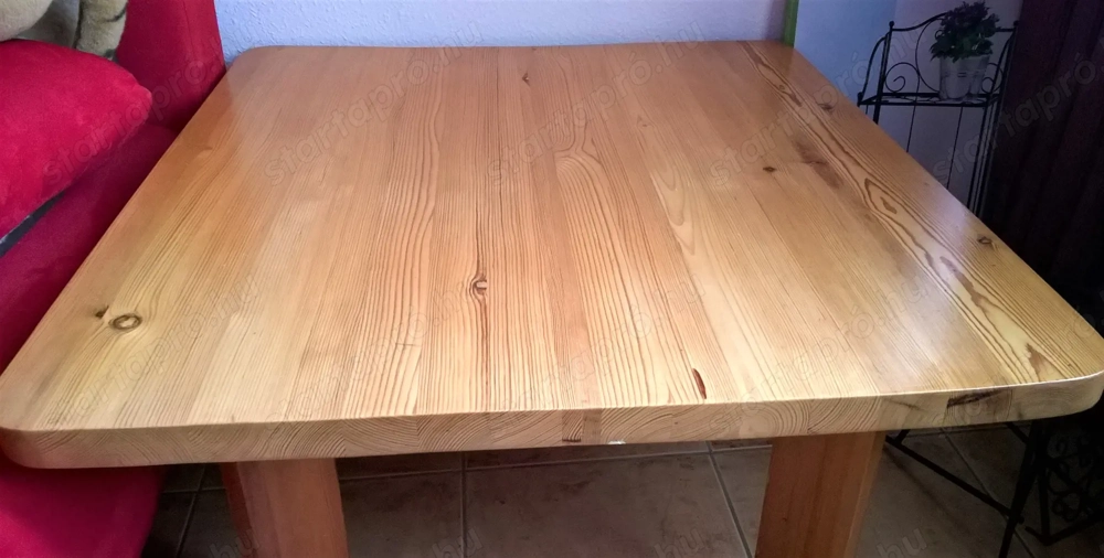 Fenyőfa dohányzóasztal