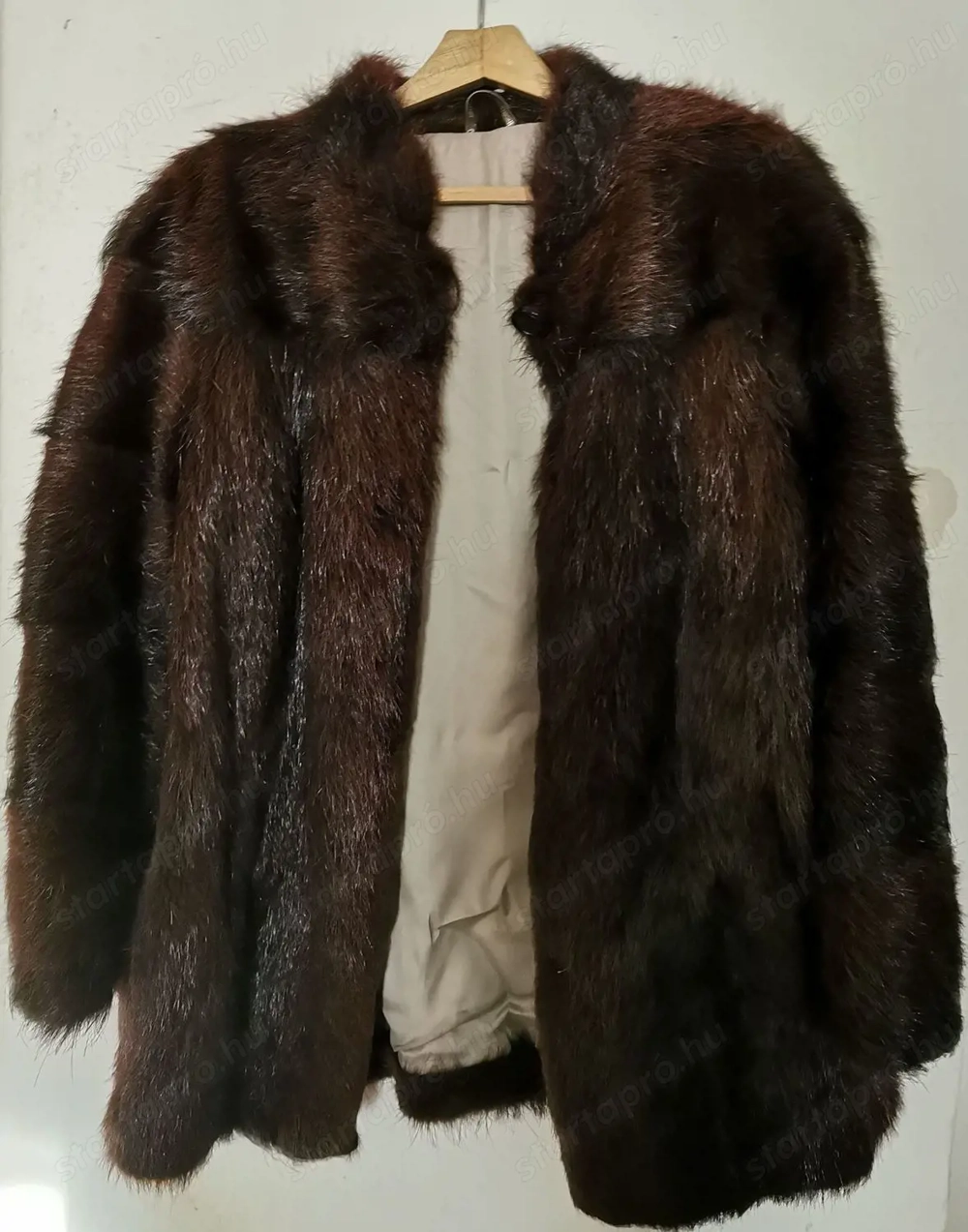 Eladó retró nutria szőrme bunda