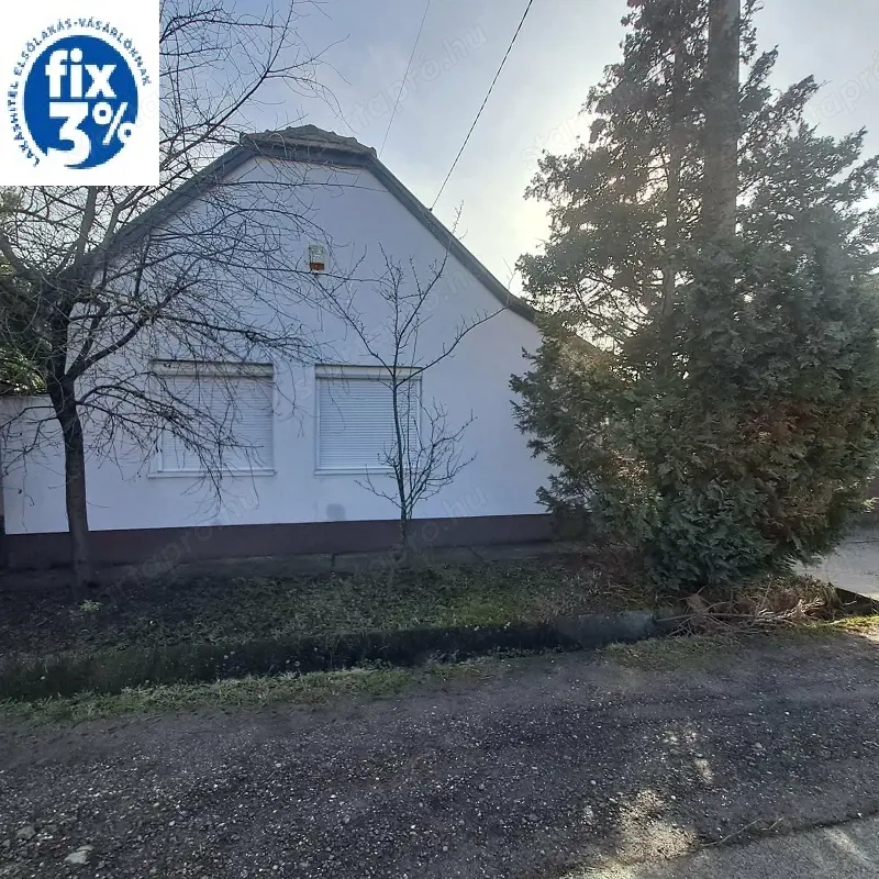  Monor kertvárosában, 1+2 fél szobás, 54 m2-es családi ház 288 m2-es telekkel