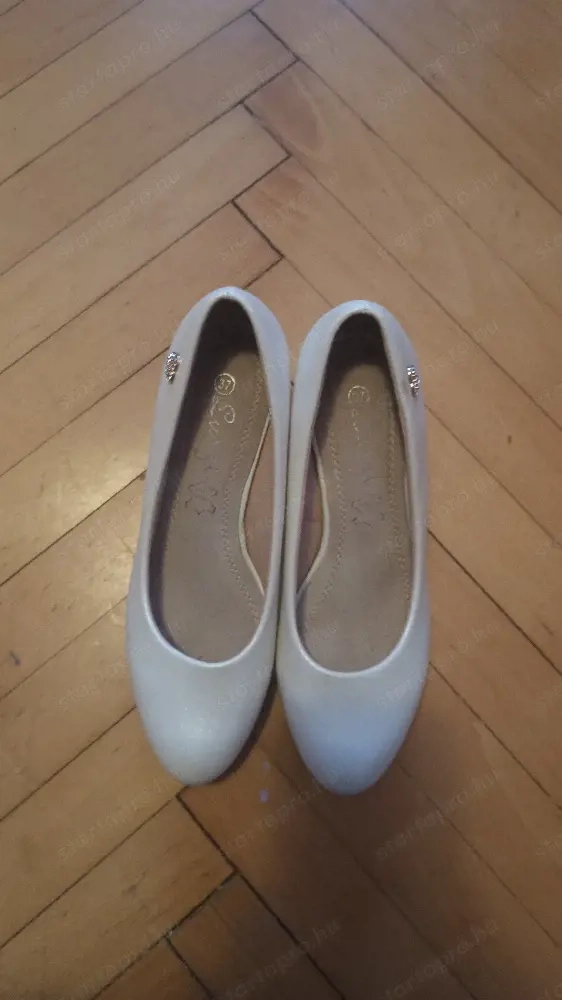 Eladó magassarku cipő 