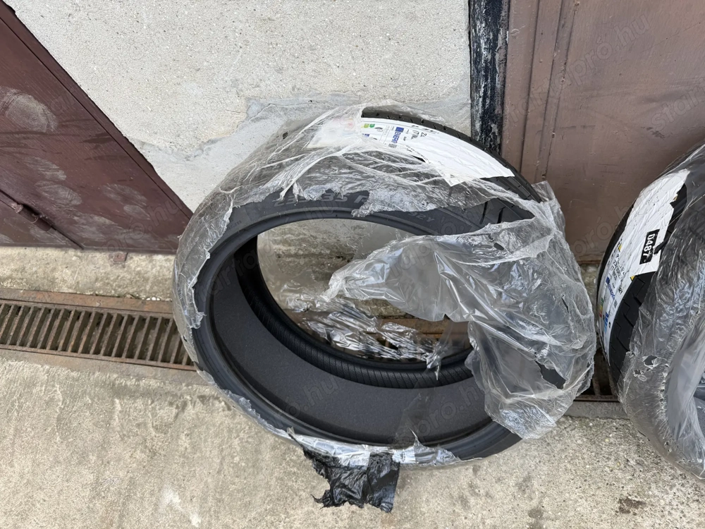 Tesla Model 3 Performance 4 db gyári új nyári gumi 235 35 R20 Pirelli Pzero PZ4 TO PNCS