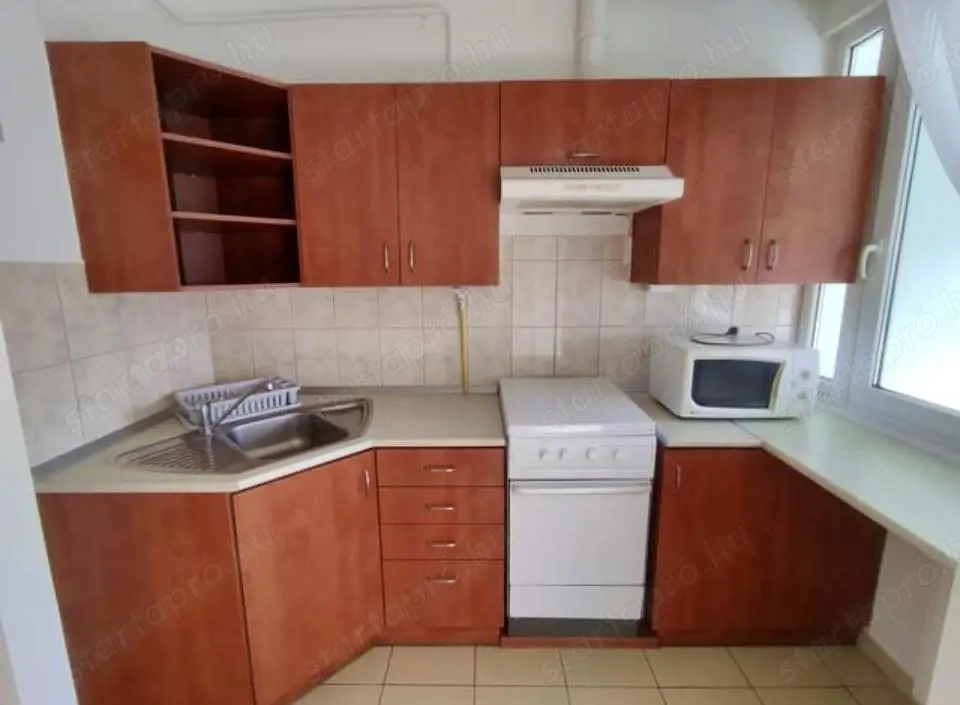 Nyíregyházán a Búza téren bútorozott, gépesített lakás kiadó!