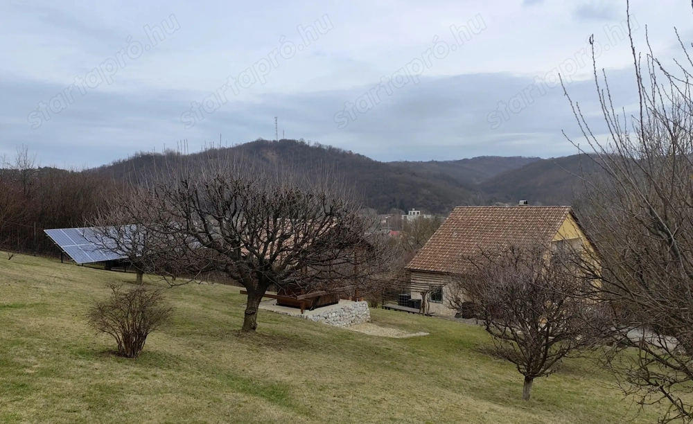 Eladó családiház  csendes kisváros zsákutcájában, szelíd dombok ölelésében, remek panorámával  