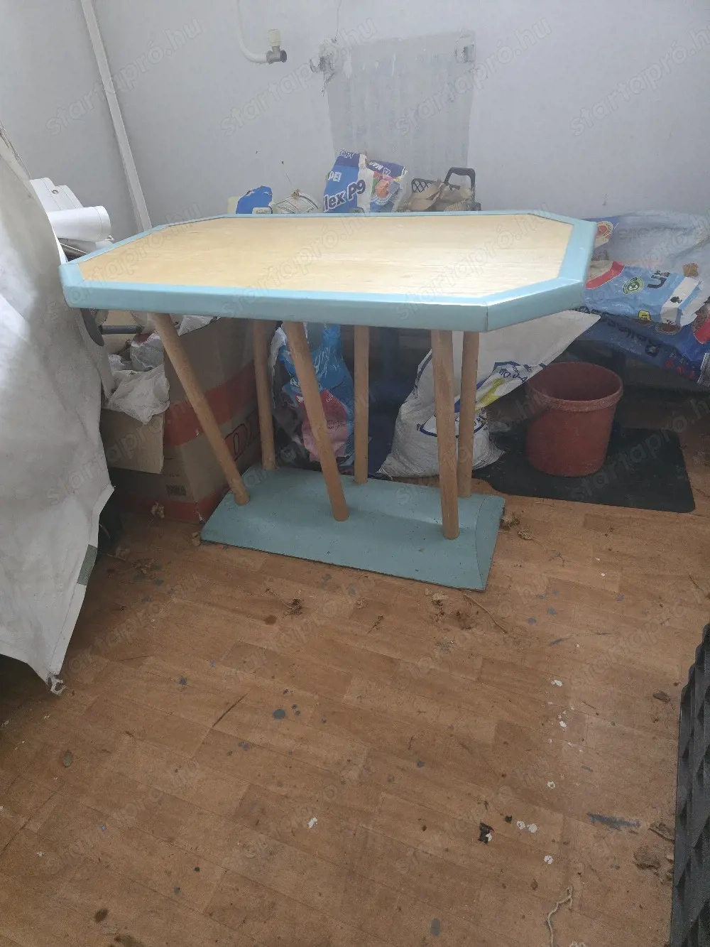 Asztal 110cm x 65cm x 80 cm