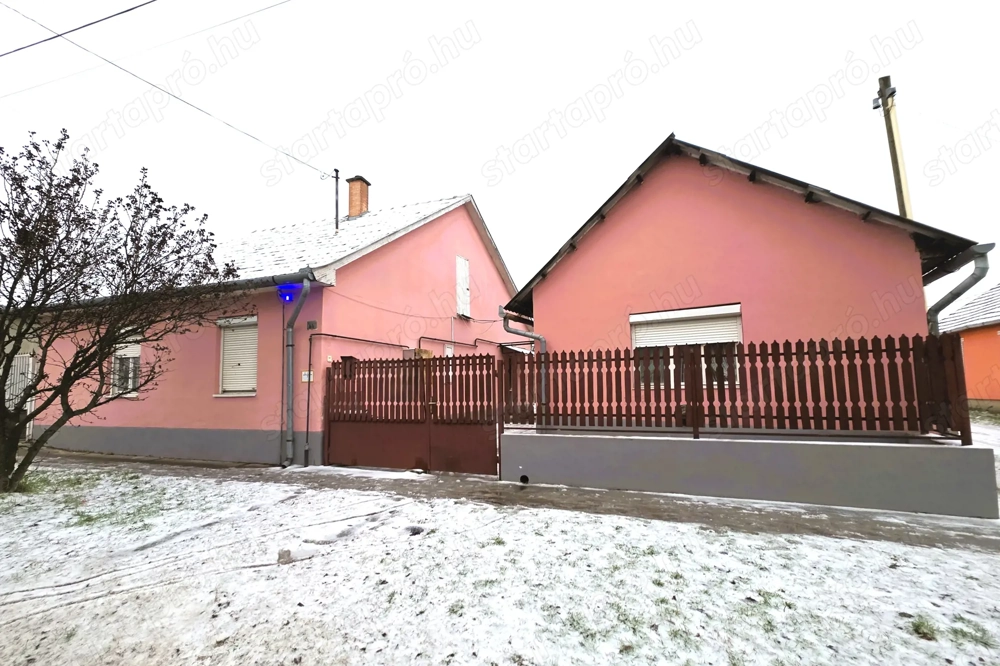 Kiskunhalas, három lakrészes családi ház eladó! 