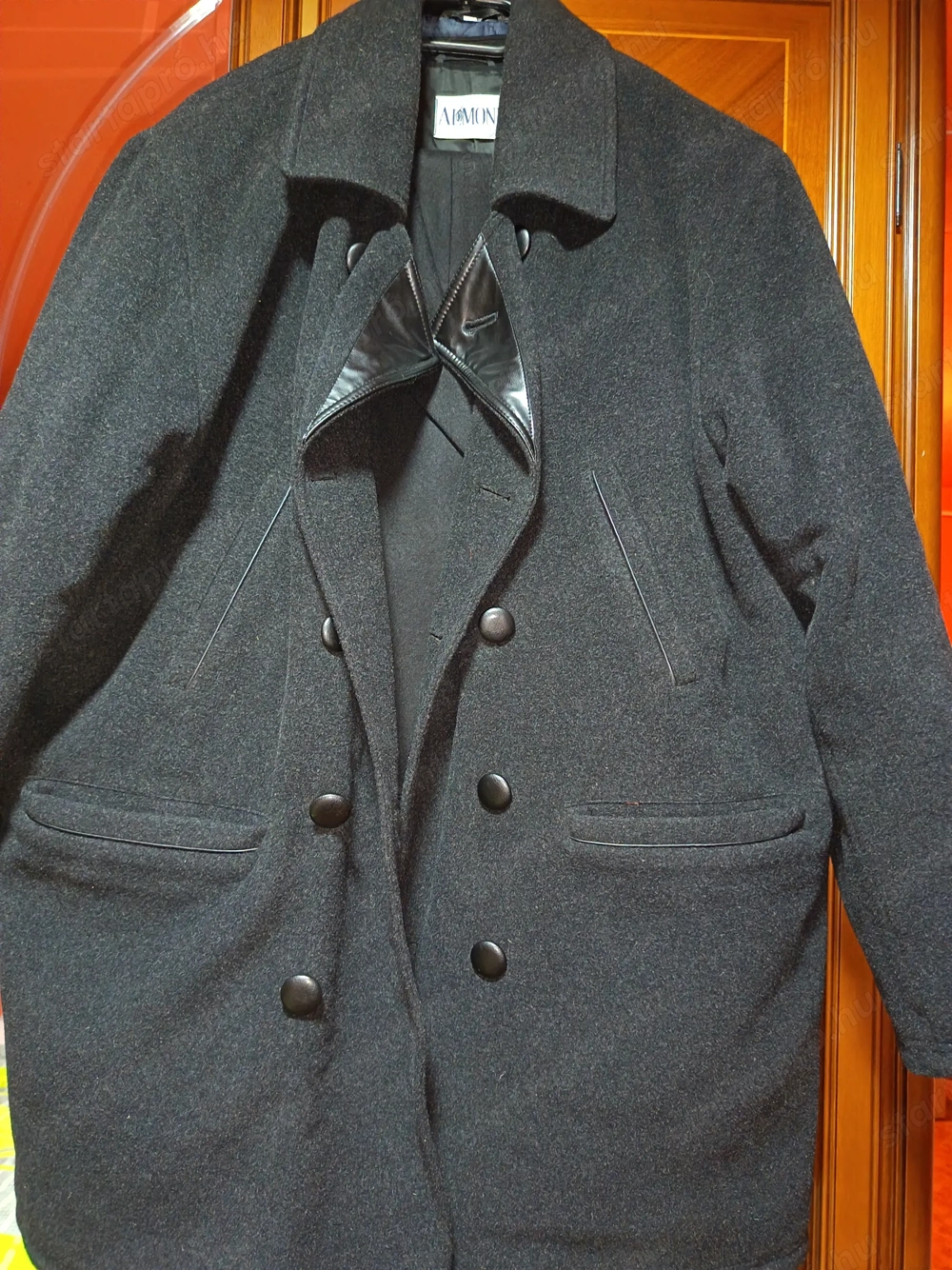 Eladó férfi elegáns szett