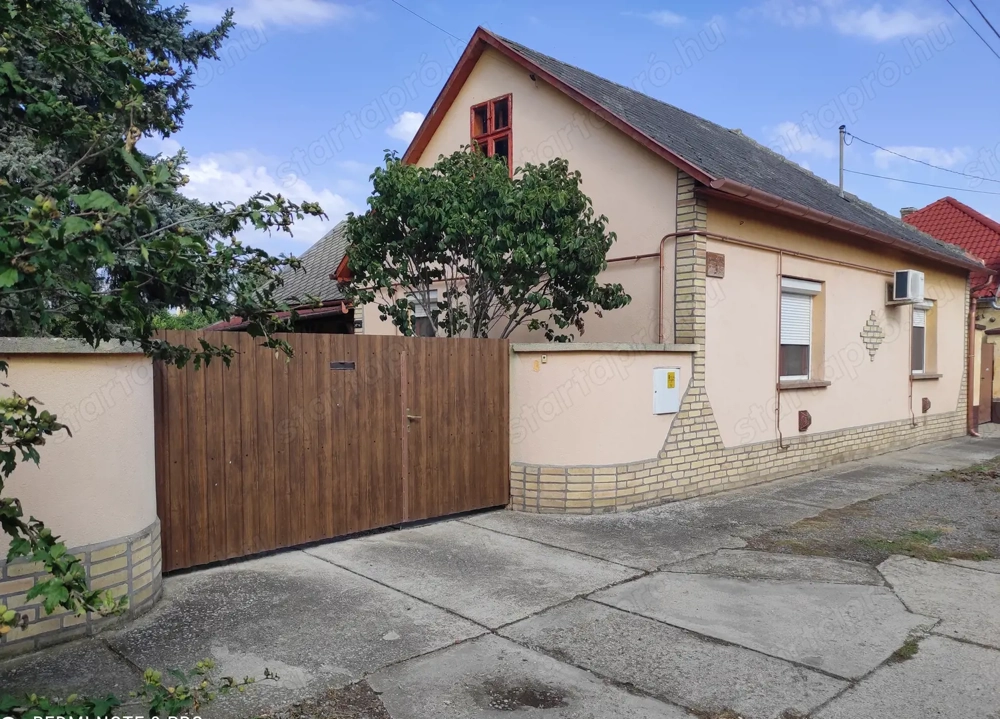 Miske központi részén 2 szoba + nappalis családi ház nagy kerttel