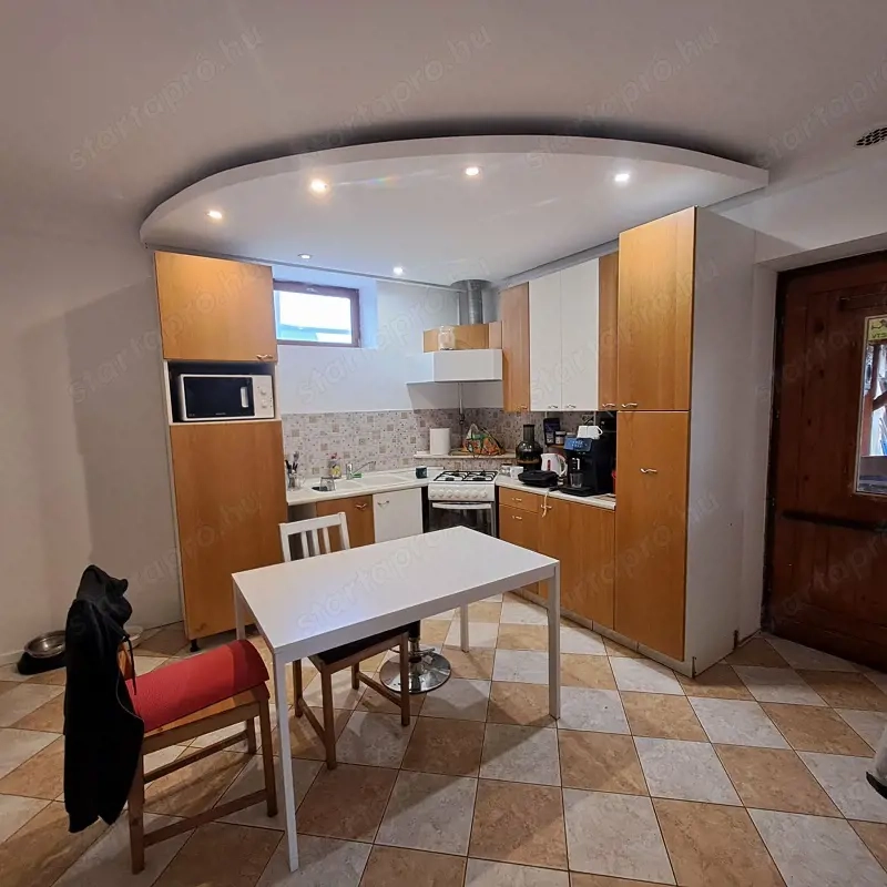 Monor 100 m2-es, 2 lakrészre kialakított családi ház 800 m2 telekkel