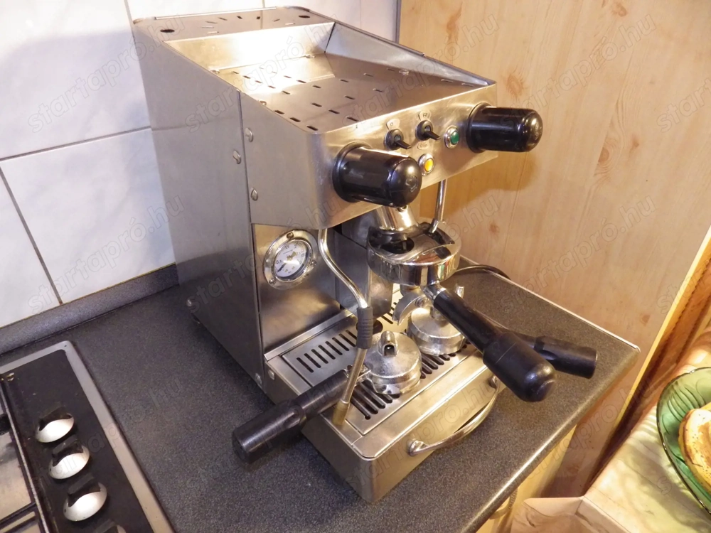 Royal Ipari kereskedelmi Olasz karos kávégép!  Siófok  Ipari kávégép!  3 karral. Tej habosítóval és 