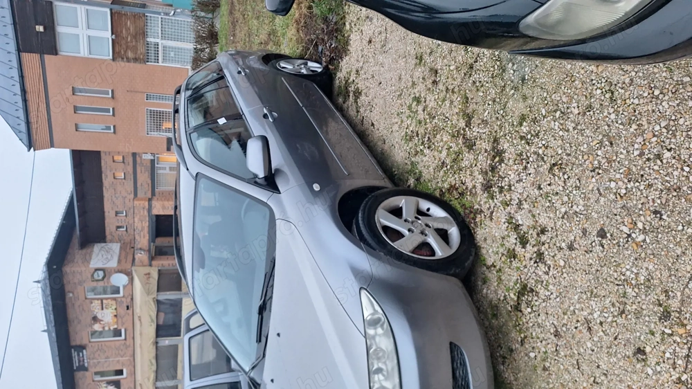 Egyben eladó motor hibbás .