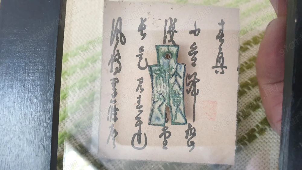 Dekoratív fa keretben ősi kínai érme eladó