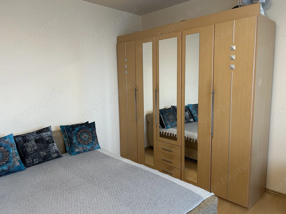 Három ajtós szekrény (KIKA)