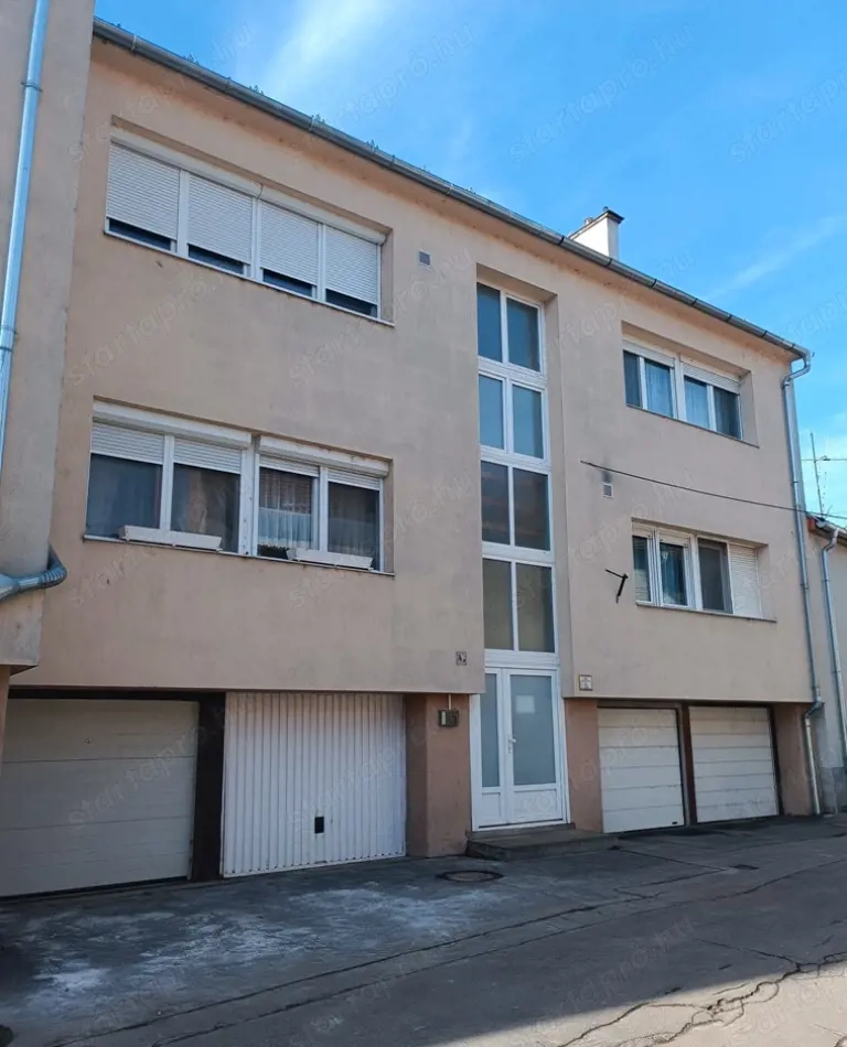 Eladó 105 m2-es, belső kétszintes társasházi téglaépítésű lakás Vácon a Cházár András utcában.  