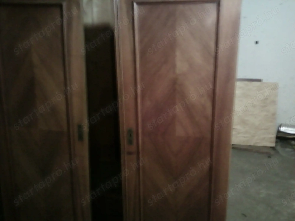 szekrény  régiség kb. 100 éves, ruhás  szekrény akasztós,rakodós, szép,jó állapotu