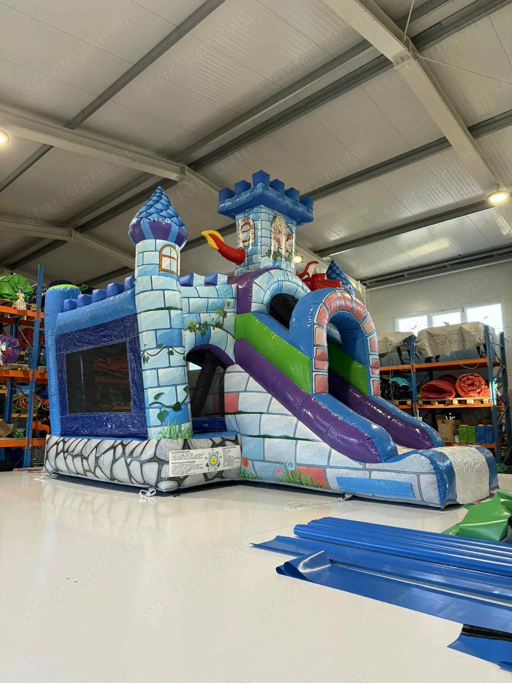 Eladó Mesevár Csúszdás Ugráló