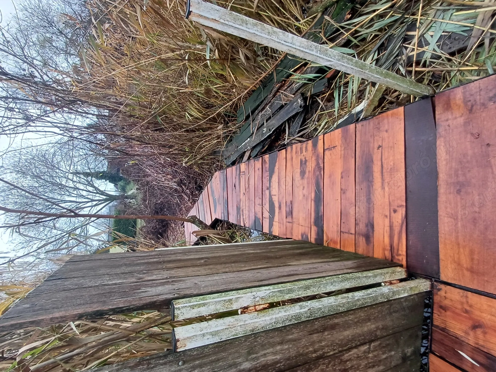 51es főúton ház+stég