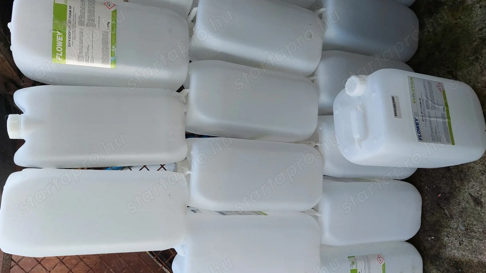 Újszerű 25 l-es műanyag kannák.