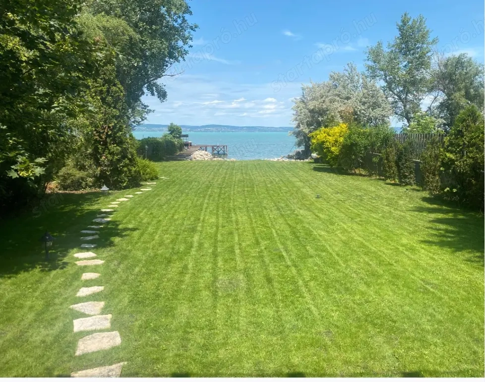 Balaton déli partján Zamárdiban közvetlen vízparti családi ház eladó!