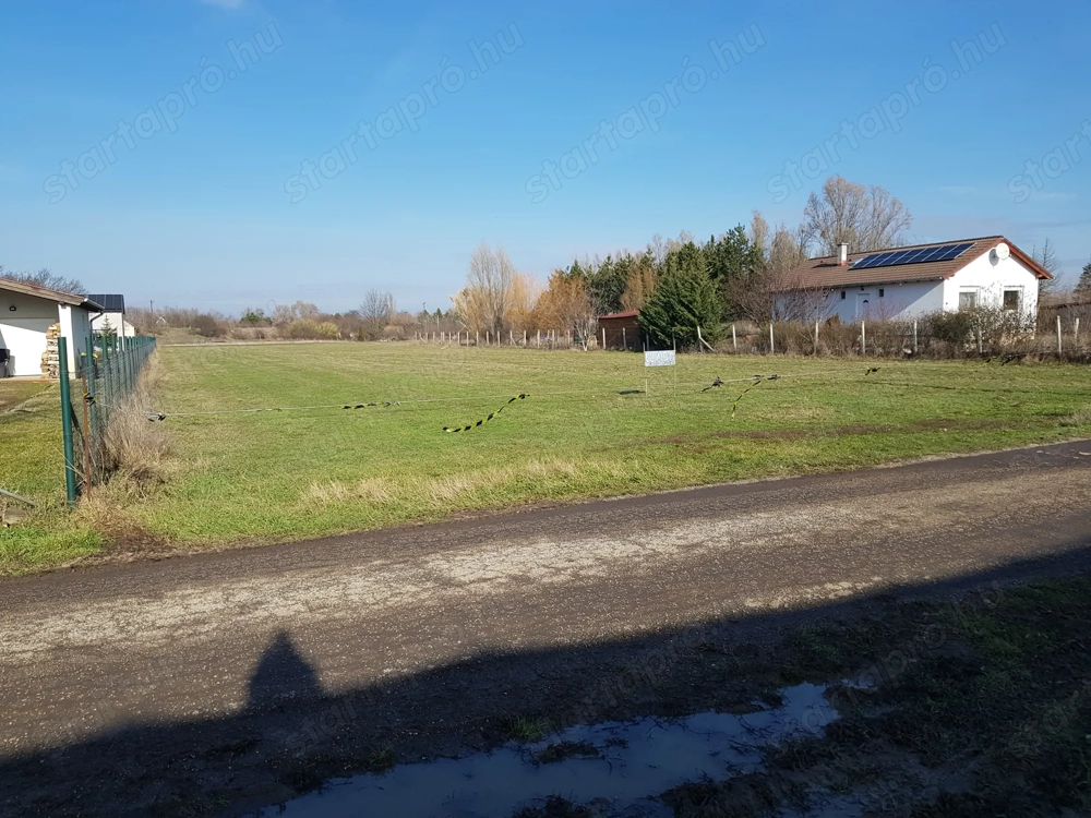 Eladó 4162 nm-es, 2 utcára nyíló telek   közmű az ingatlan előtt!