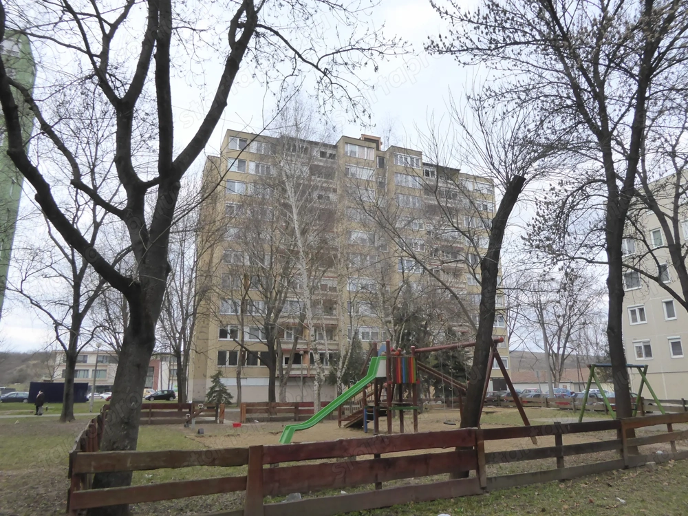  2 szobás (különnyílós ) 52 m2-es , nagy erkélyes (5 m2-es) , 