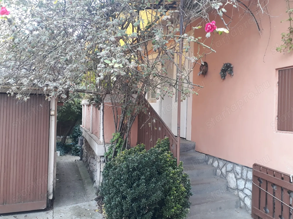  Egerben, strand -Érsekkert közeli , 2 szobás ,étkezős ,konyhás , alápincézett, garázsos , 