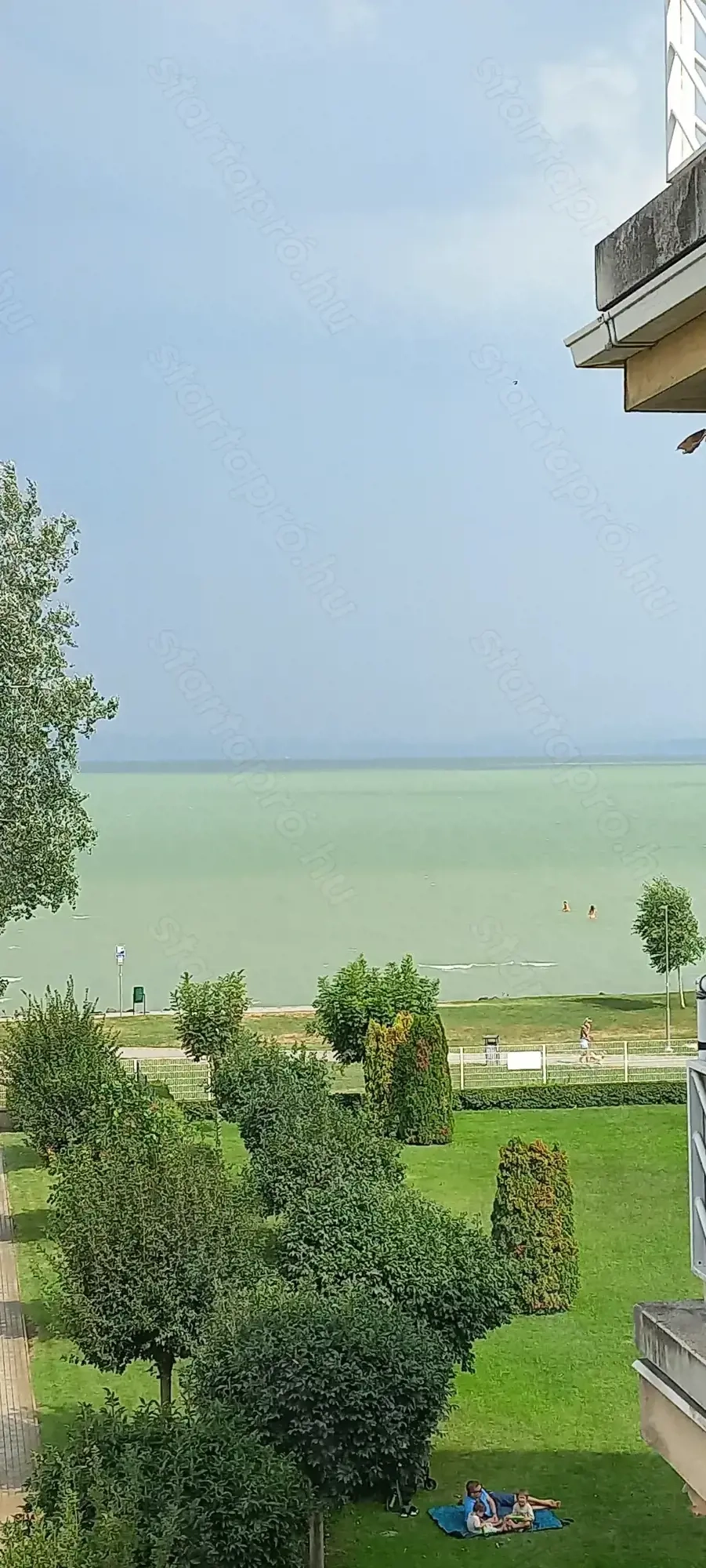 Siófok Aranyparton, Vízparton 3. em.-i, 3 szobás lakás Kiadó.