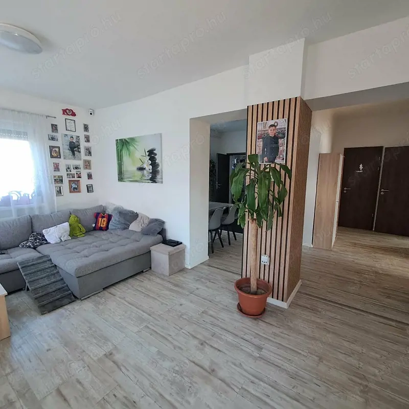 Csévharaszton, belül teljesen felújított 84 m2-es családi ház, 2084 m2 telekkel