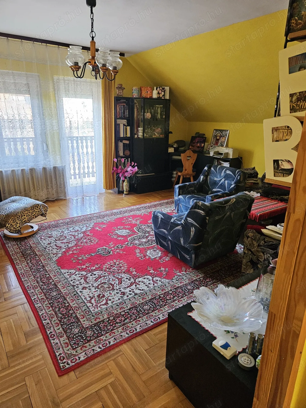 Családi házas övezetben, tágas,két lakásos családi ház, két garázzsal, gondozott, szép kerttel eladó