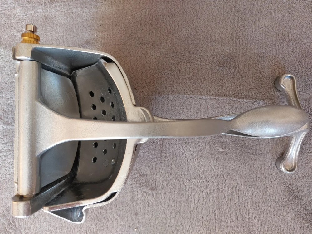 Kézi gyümölcsprés 