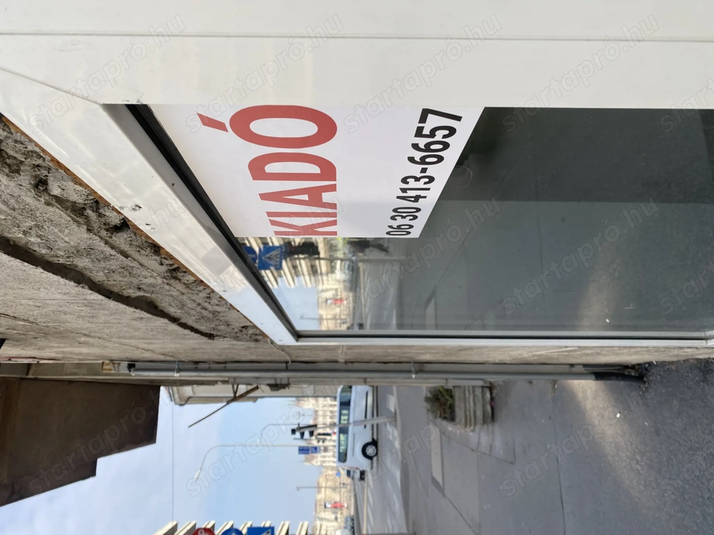 Kiadó Bp., Batthyány téren utcai bejáratos 18 nm, kirakatos üzlet