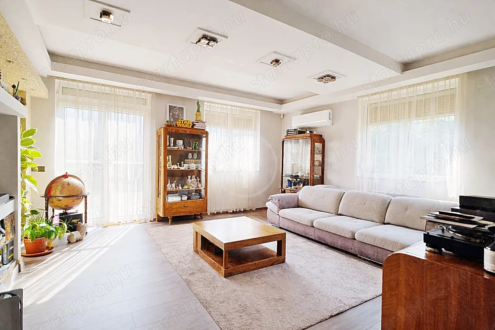 Családi ház + vendégház! családnak, kisállatoknak is ideális méretű kert!