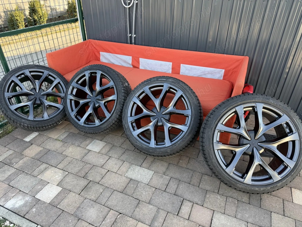 Tesla Model Y Juniper Peformance 21"-os Arachnid felni és Pirelli téli gumiabroncs csomag