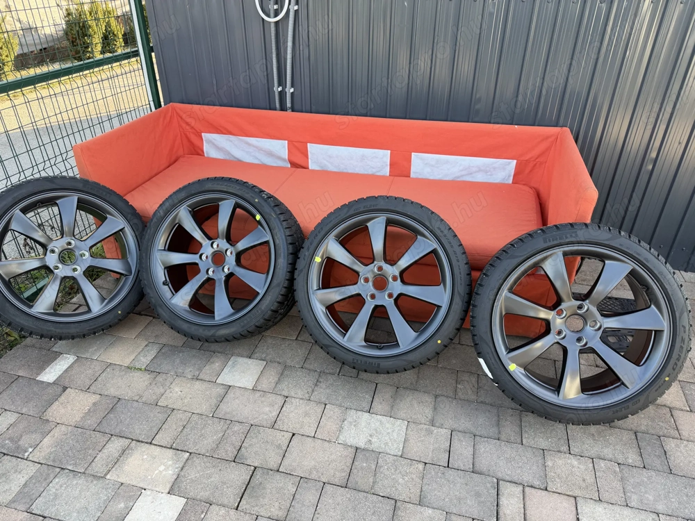 Model 3 Highland Performance 19" Performance felni és téli gumiabroncs csomag