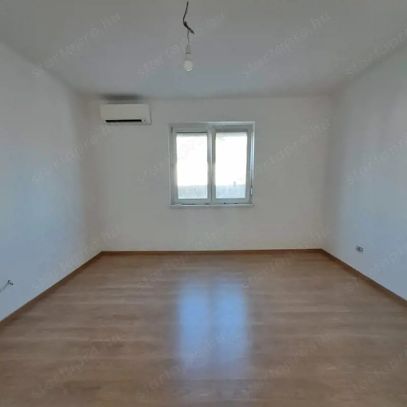 Monor központban 85 m2 teljesen felújított társasházi lakás 90 m2 saját telekkel