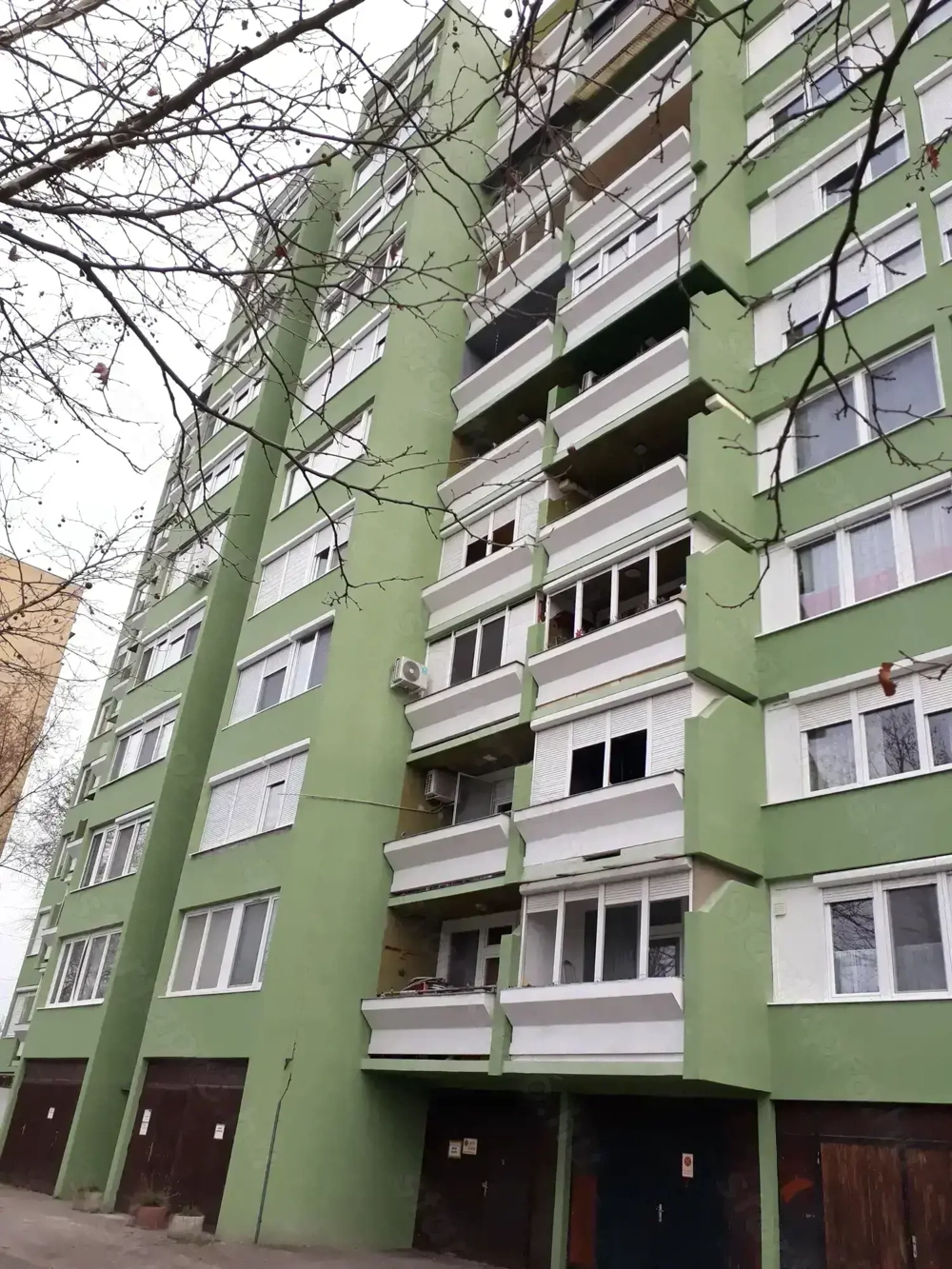  2 szobás (különnyílós ) 52 m2-es , nagy erkélyes (5 m2-es) , 