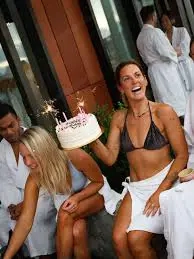 Szülinapi buliba högytársaságot