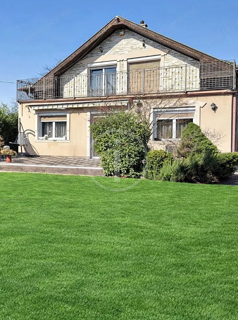 Családi ház + vendégház! családnak, kisállatoknak is ideális méretű kert!