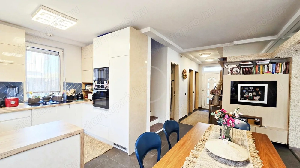 Szauna, jacuzzi, fedett grill terasz, vendégház, riasztórendszer!