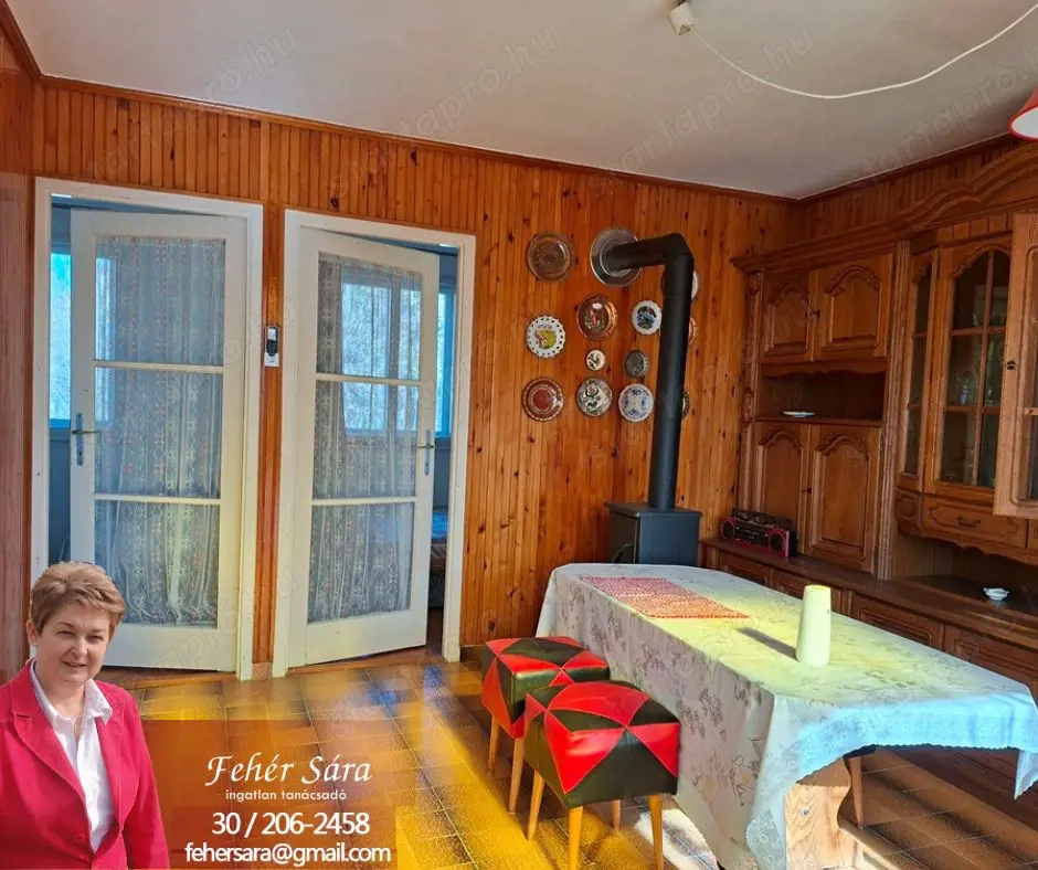Tőserdőben retro hangulatú hétvégi ház eladó.