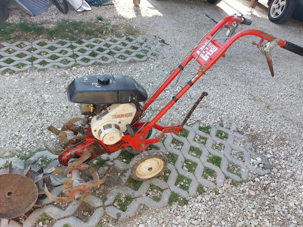 Iseki AC-2 benzines 2 ütemű Japán gyártmányú kapálógép 4 kapa 2 vas kerékkel. Magyarországi gép máso