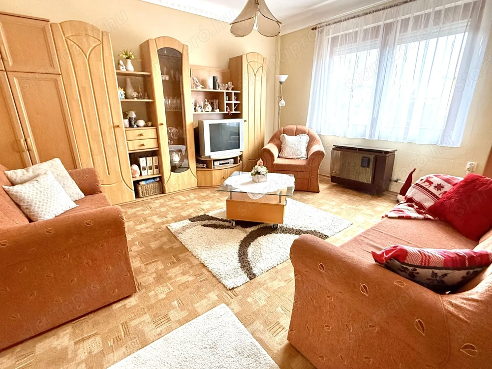 Kiskunhalas Tesco közelében 3 szobás jó állapotú ikerház eladó!